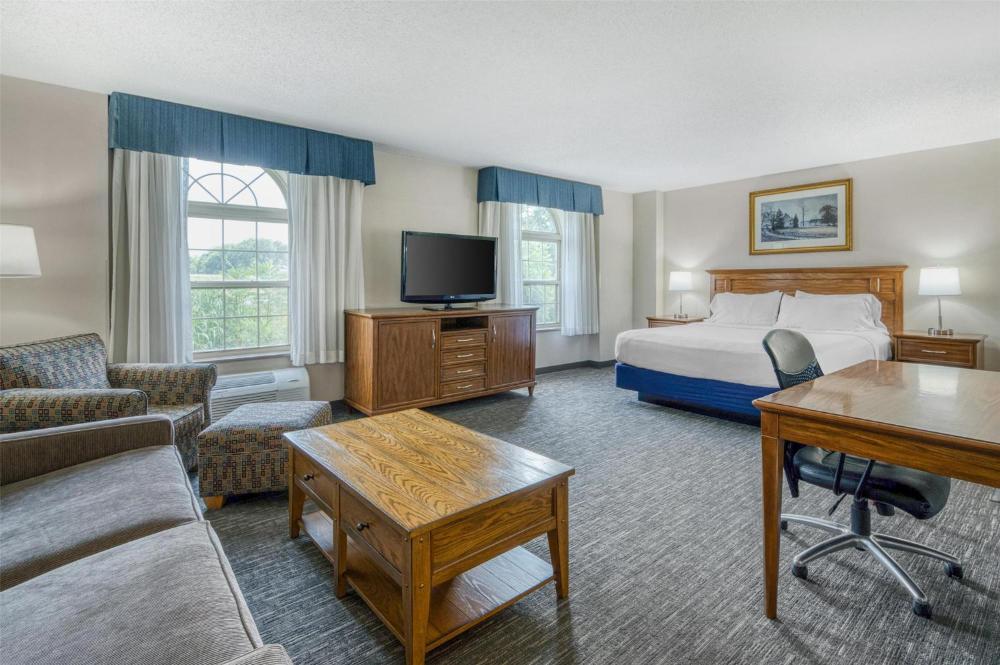 King Room with Sofa Bed and Spa Bath interior